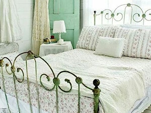 Mała biała sypialnia, styl rustykalny - zdjęcie od To Ta Monika