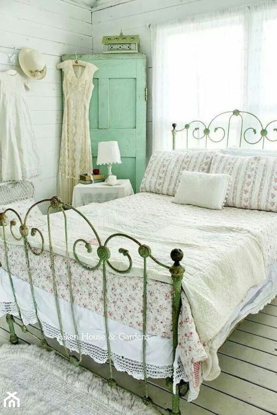 Mała biała sypialnia, styl rustykalny - zdjęcie od To Ta Monika