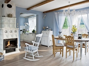 Mały niebieski salon z kuchnią z jadalnią z tarasem / balkonem, styl rustykalny - zdjęcie od To Ta Monika