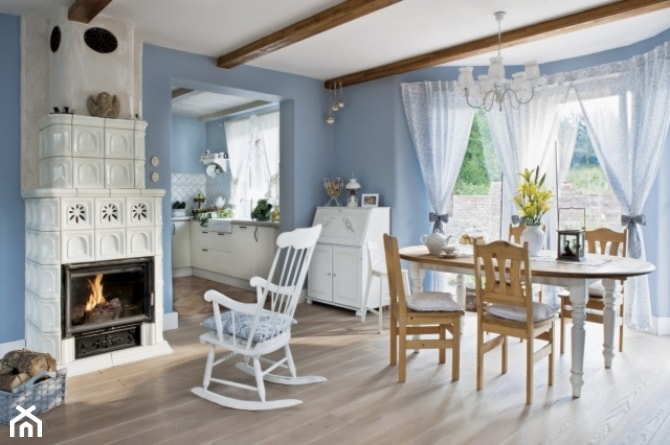 Mały niebieski salon z kuchnią z jadalnią z tarasem / balkonem, styl rustykalny - zdjęcie od To Ta Monika - Homebook