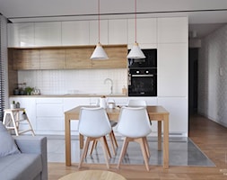 Mieszkanie Kraków,50m2. Realizacja - Mała otwarta biała szara jadalnia w kuchni w salonie, styl no ... - zdjęcie od STUDIO PNIAK