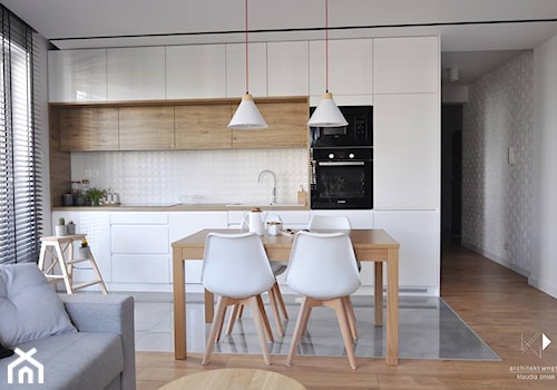Mieszkanie Kraków,50m2. Realizacja - Mała biała szara jadalnia w salonie w kuchni, styl nowoczesny - zdjęcie od STUDIO PNIAK