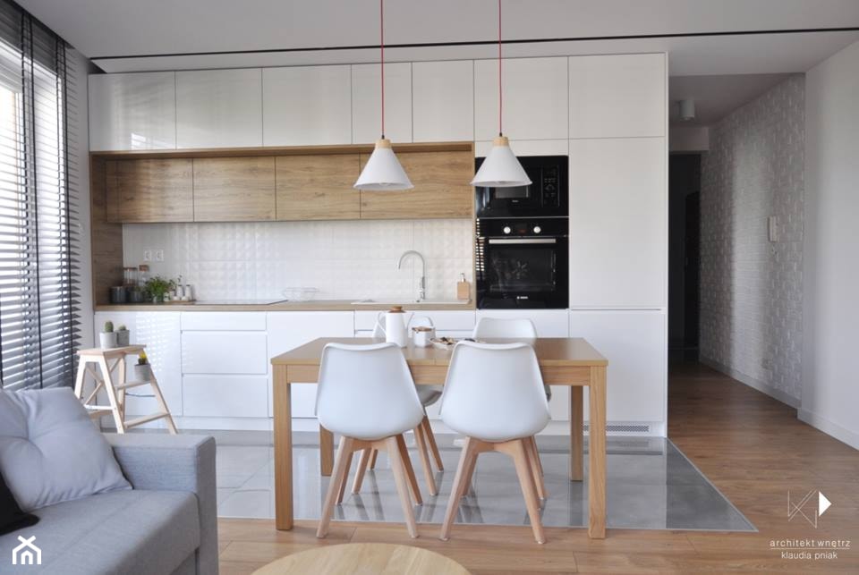 Mieszkanie Kraków,50m2. Realizacja - Mała biała szara jadalnia w salonie w kuchni, styl nowoczesny - zdjęcie od STUDIO PNIAK - Homebook