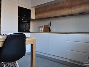 Metamorfoza domu jednorodzinnego,Wysoka-Zawiercie - Średnia zamknięta biała z zabudowaną lodówką z podblatowym zlewozmywakiem kuchnia w kształcie litery l, styl nowoczesny - zdjęcie od STUDIO PNIAK
