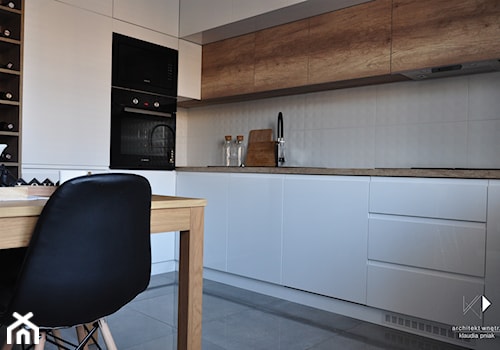 Metamorfoza domu jednorodzinnego,Wysoka-Zawiercie - Średnia zamknięta biała z zabudowaną lodówką z podblatowym zlewozmywakiem kuchnia w kształcie litery l, styl nowoczesny - zdjęcie od STUDIO PNIAK