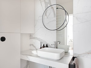 Biała łazienka z marmurem - zdjęcie od STUDIO PNIAK