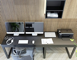 czarne biurko na metalowych nogach - zdjęcie od STUDIO PNIAK - Homebook