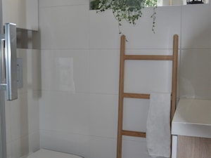 Metamorfoza domu jednorodzinnego,Wysoka-Zawiercie - Mała łazienka z oknem, styl nowoczesny - zdjęcie od STUDIO PNIAK