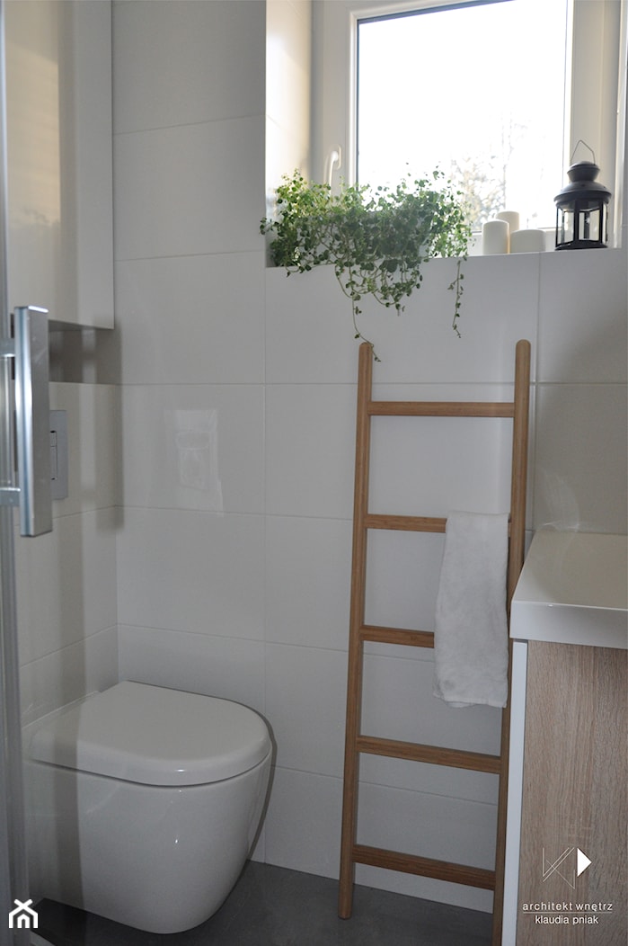 Metamorfoza domu jednorodzinnego,Wysoka-Zawiercie - Mała łazienka z oknem, styl nowoczesny - zdjęcie od STUDIO PNIAK - Homebook