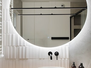 Łazienka z okrągłym lustrem LED - zdjęcie od STUDIO PNIAK