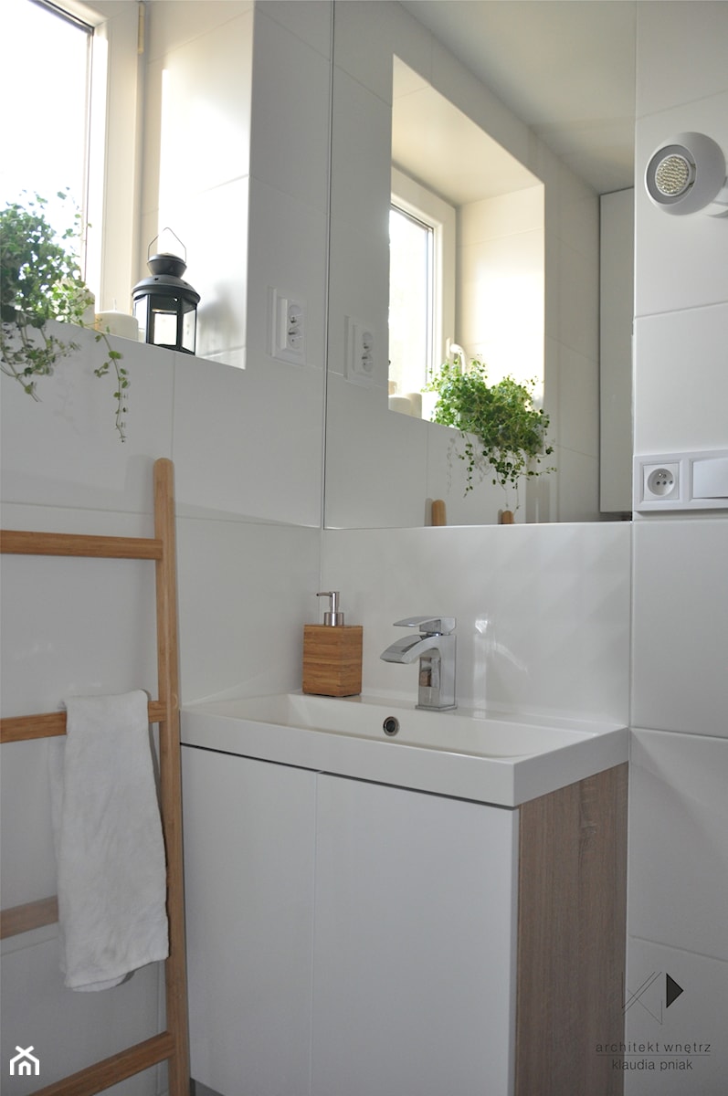Metamorfoza domu jednorodzinnego,Wysoka-Zawiercie - Mała na poddaszu łazienka z oknem, styl skandynawski - zdjęcie od STUDIO PNIAK