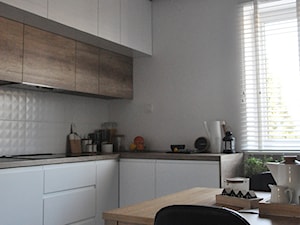 Metamorfoza domu jednorodzinnego,Wysoka-Zawiercie - Średnia otwarta zamknięta szara z zabudowaną lodówką kuchnia w kształcie litery l, styl skandynawski - zdjęcie od STUDIO PNIAK