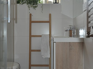 Metamorfoza domu jednorodzinnego,Wysoka-Zawiercie - Mała łazienka z oknem, styl skandynawski - zdjęcie od STUDIO PNIAK