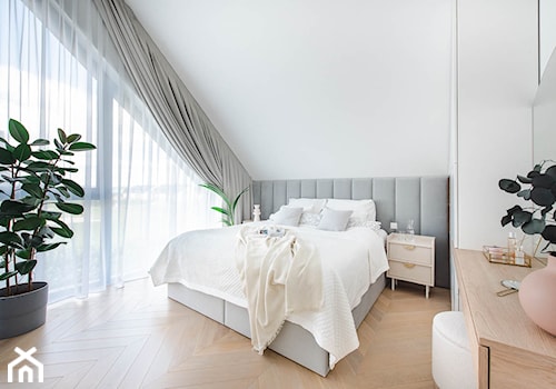 Szara sypialnia z miękkimi panelami ściennymi - zdjęcie od STUDIO PNIAK