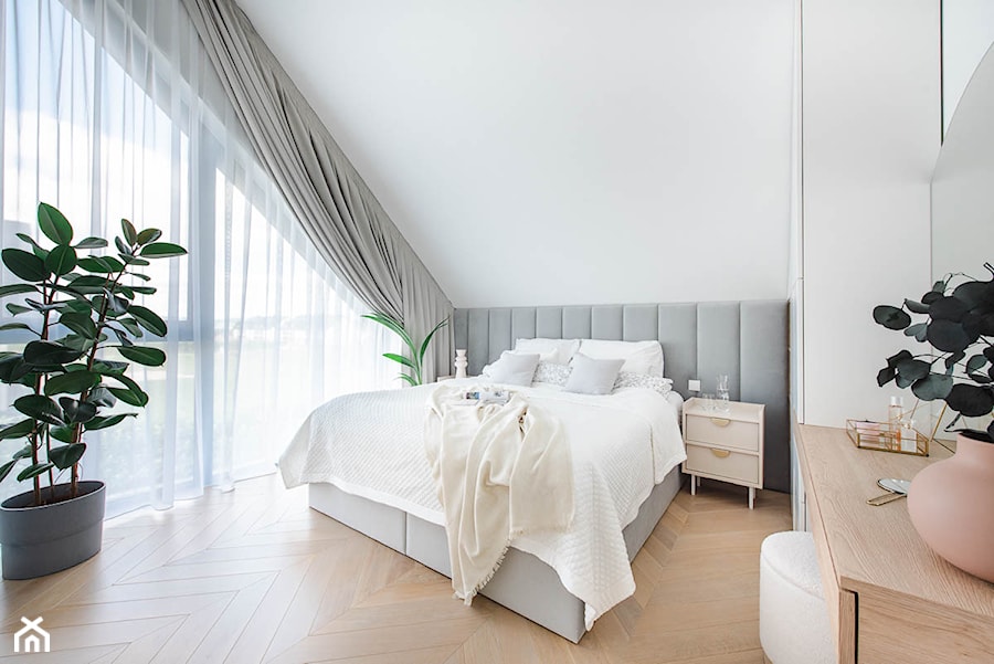 Szara sypialnia z miękkimi panelami ściennymi - zdjęcie od STUDIO PNIAK