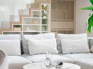 Otwarty salon z wygodną sofą - zdjęcie od STUDIO PNIAK
