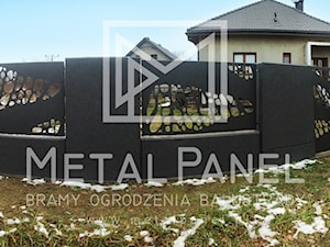 Modernistyczne ogrodzenie z blachy i betonu - zdjęcie od MetalPanel.pl