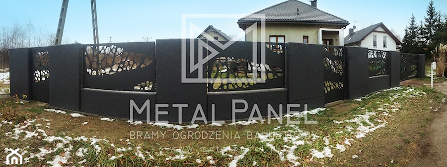 Modernistyczne ogrodzenie z blachy i betonu - zdjęcie od MetalPanel.pl