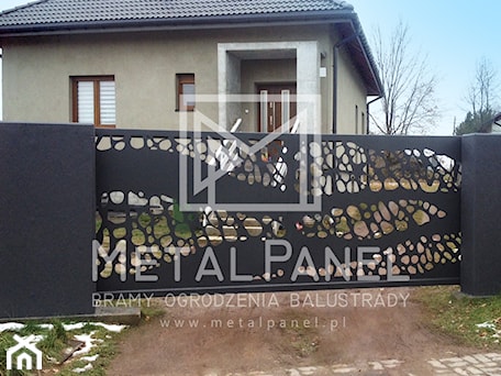 Aranżacje wnętrz - Ogród: Modernistyczne ogrodzenie z blachy i betonu - MetalPanel.pl. Przeglądaj, dodawaj i zapisuj najlepsze zdjęcia, pomysły i inspiracje designerskie. W bazie mamy już prawie milion fotografii!