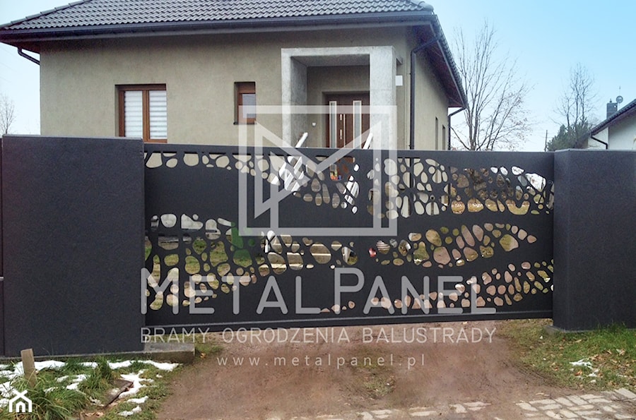 Modernistyczne ogrodzenie z blachy i betonu - zdjęcie od MetalPanel.pl