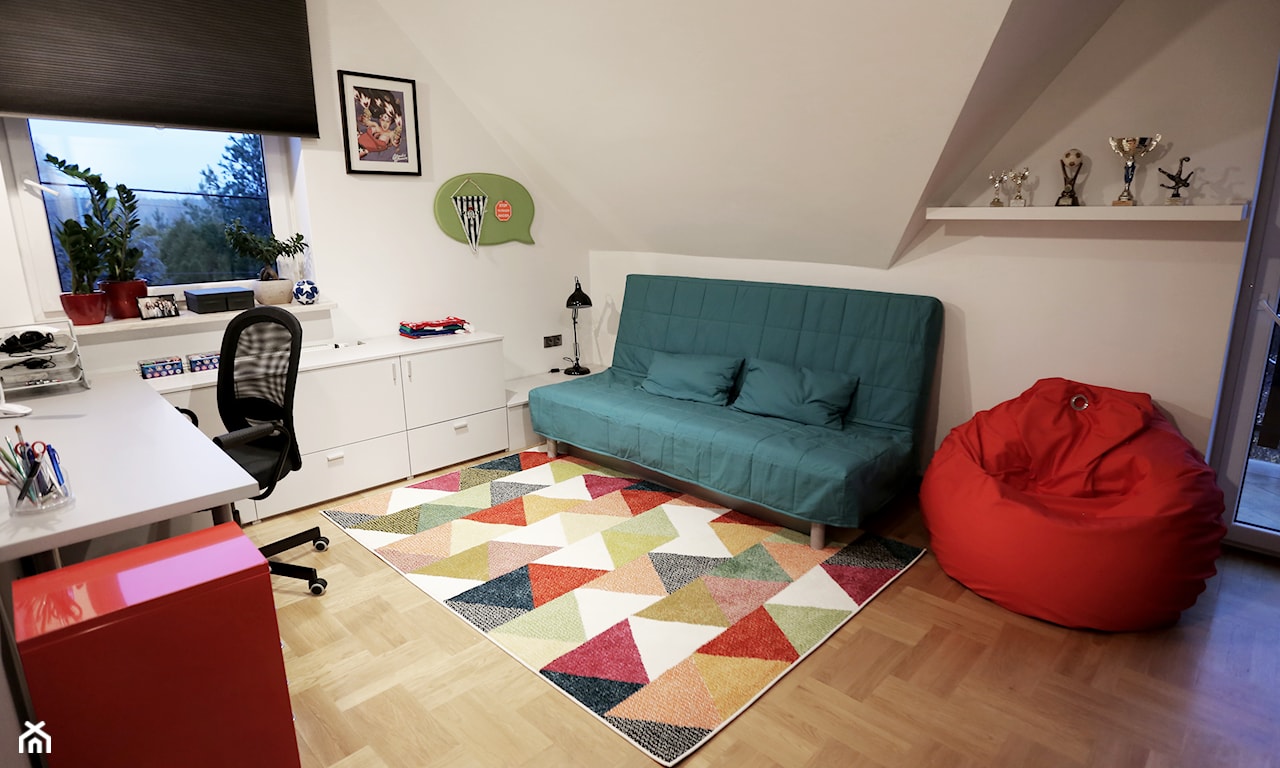 dywan w kolorowe trójkąty w pokoju dziecka