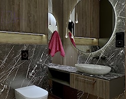 Ryflowane fronty i marmur w łazience ma poddaszu - zdjęcie od InWizja studio Katarzyna Doroszkiewicz - Homebook