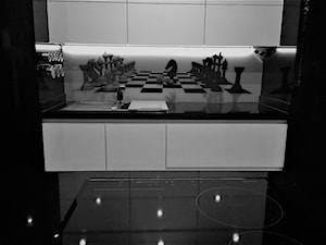 Mieszkanie w Jaworznie - Mała z kamiennym blatem czarna z nablatowym zlewozmywakiem kuchnia jednorzędowa, styl minimalistyczny - zdjęcie od InWizja studio Katarzyna Doroszkiewicz