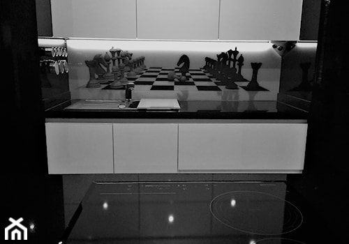 Mieszkanie w Jaworznie - Mała z kamiennym blatem czarna z nablatowym zlewozmywakiem kuchnia jednorzędowa, styl minimalistyczny - zdjęcie od InWizja studio Katarzyna Doroszkiewicz