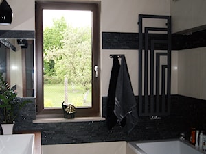 PROSTE CZYSTE FORMY - Mała z marmurową podłogą z punktowym oświetleniem łazienka z oknem, styl nowoczesny - zdjęcie od SM STUDIO Projektowanie wnętrz