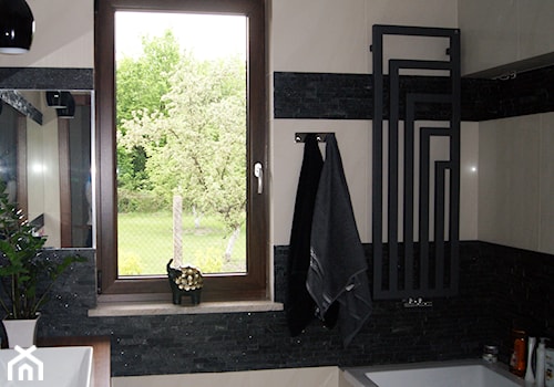 PROSTE CZYSTE FORMY - Mała z marmurową podłogą z punktowym oświetleniem łazienka z oknem, styl nowoczesny - zdjęcie od SM STUDIO Projektowanie wnętrz