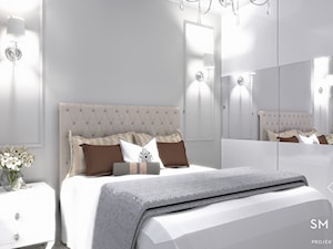 OBRAZ INSPIRACJĄ WNĘTRZA - Mała biała sypialnia, styl glamour - zdjęcie od SM STUDIO Projektowanie wnętrz