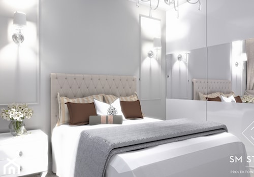 OBRAZ INSPIRACJĄ WNĘTRZA - Mała biała sypialnia, styl glamour - zdjęcie od SM STUDIO Projektowanie wnętrz