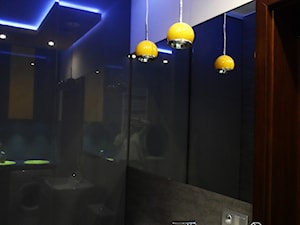 KAWALERKA W PIOTRKOWIE - Mała bez okna z lustrem łazienka, styl nowoczesny - zdjęcie od SM STUDIO Projektowanie wnętrz