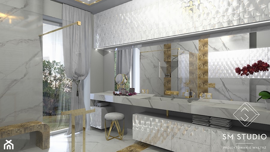 GLAMOUR - Średnia z lustrem z marmurową podłogą łazienka z oknem, styl glamour - zdjęcie od SM STUDIO Projektowanie wnętrz