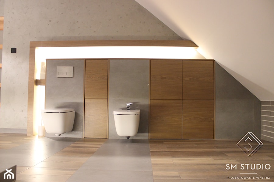 MINIMALIZM W POKOJU KĄPIELOWYM - Duża na poddaszu łazienka, styl minimalistyczny - zdjęcie od SM STUDIO Projektowanie wnętrz
