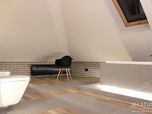 MINIMALIZM W POKOJU KĄPIELOWYM - Duża na poddaszu łazienka z oknem, styl minimalistyczny - zdjęcie od SM STUDIO Projektowanie wnętrz
