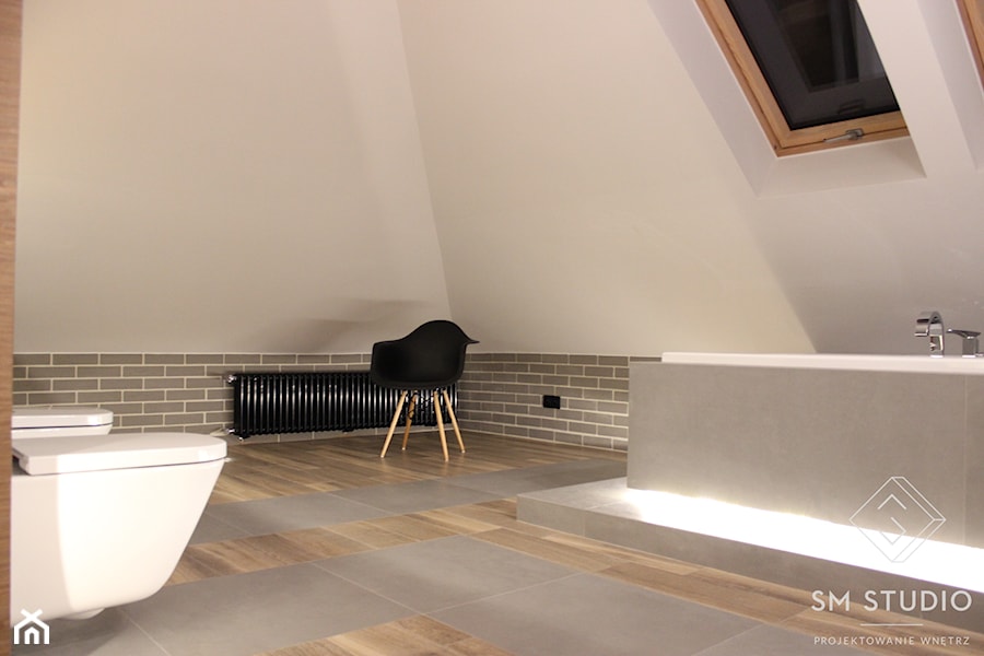MINIMALIZM W POKOJU KĄPIELOWYM - Duża na poddaszu łazienka z oknem, styl minimalistyczny - zdjęcie od SM STUDIO Projektowanie wnętrz