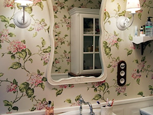 POKOIK KĄPIELOWY W STYLU ANGIELSKIM - Mała bez okna z lustrem łazienka, styl tradycyjny - zdjęcie od SM STUDIO Projektowanie wnętrz