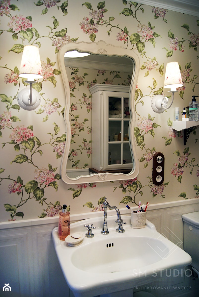 POKOIK KĄPIELOWY W STYLU ANGIELSKIM - Mała bez okna z lustrem łazienka, styl tradycyjny - zdjęcie od SM STUDIO Projektowanie wnętrz