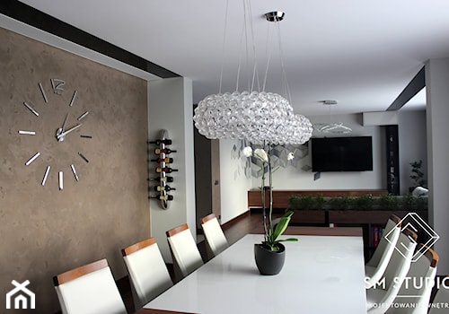 DOM W CIEPŁYCH BARWACH - Duża biała brązowa jadalnia jako osobne pomieszczenie, styl nowoczesny - zdjęcie od SM STUDIO Projektowanie wnętrz