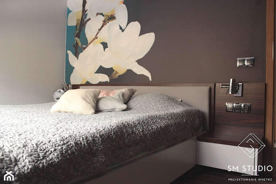APARTAMENT W ŁODZI - Mała czarna szara sypialnia, styl nowoczesny - zdjęcie od SM STUDIO Projektowanie wnętrz