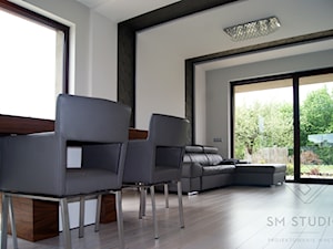 PROSTE CZYSTE FORMY - Duży biały salon z jadalnią z tarasem / balkonem, styl nowoczesny - zdjęcie od SM STUDIO Projektowanie wnętrz