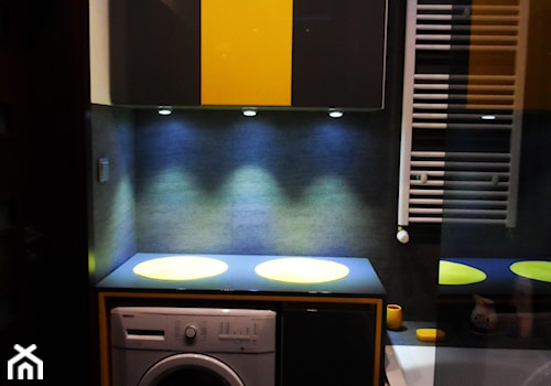 KAWALERKA W PIOTRKOWIE - Mała bez okna z pralką / suszarką z marmurową podłogą z punktowym oświetleniem łazienka, styl nowoczesny - zdjęcie od SM STUDIO Projektowanie wnętrz