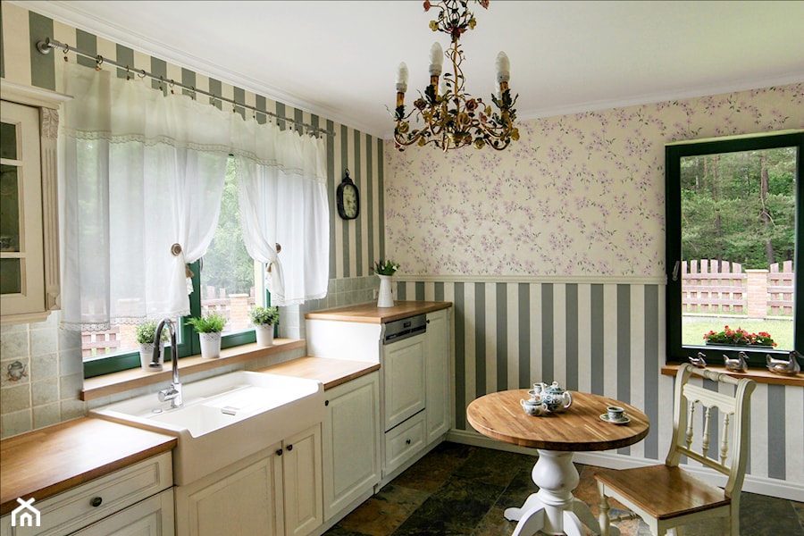 Kuchnia w stylu angielskim - Mała otwarta beżowa z zabudowaną lodówką z nablatowym zlewozmywakiem kuchnia jednorzędowa z oknem, styl rustykalny - zdjęcie od Płuciennik Meble