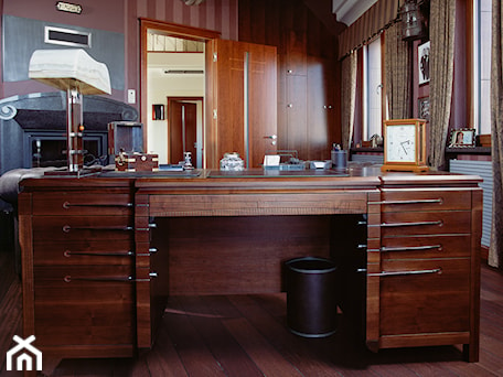 Aranżacje wnętrz - Biuro: Gabinet z biurkiem drewnianym - Manufaktura WIRCHOMSKI. Przeglądaj, dodawaj i zapisuj najlepsze zdjęcia, pomysły i inspiracje designerskie. W bazie mamy już prawie milion fotografii!