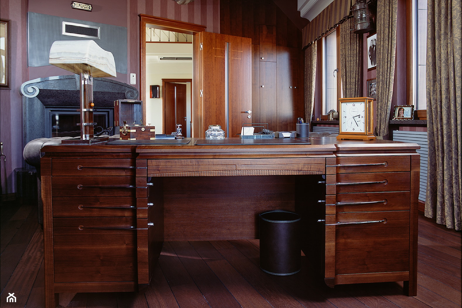 Gabinet z biurkiem drewnianym - zdjęcie od Manufaktura WIRCHOMSKI - Homebook