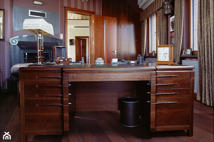 Gabinet z biurkiem drewnianym - zdjęcie od Manufaktura WIRCHOMSKI