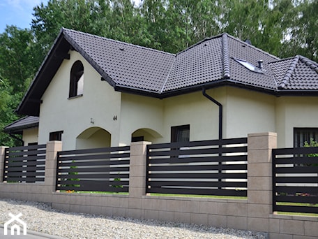 Aranżacje wnętrz - Domy: Alu Fence Lakate - LAKATE Sp.z.o.o BRAMY I OGRODZENIA . Przeglądaj, dodawaj i zapisuj najlepsze zdjęcia, pomysły i inspiracje designerskie. W bazie mamy już prawie milion fotografii!