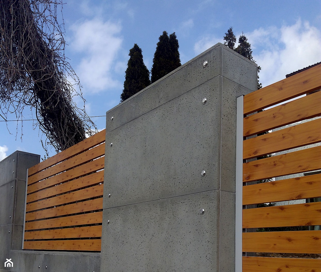 Ogrodzenie z betonu architektonicznego - zdjęcie od LAKATE Sp.z.o.o BRAMY I OGRODZENIA - Homebook