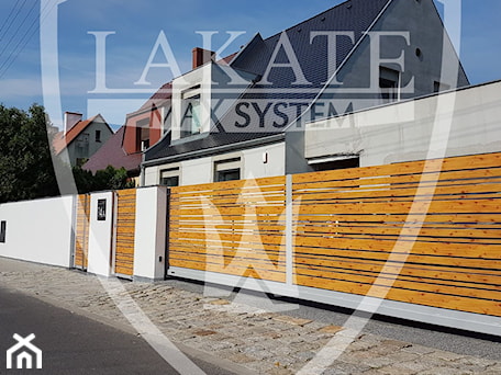 Aranżacje wnętrz - Domy: Alu Wood Fence - LAKATE Sp.z.o.o BRAMY I OGRODZENIA . Przeglądaj, dodawaj i zapisuj najlepsze zdjęcia, pomysły i inspiracje designerskie. W bazie mamy już prawie milion fotografii!